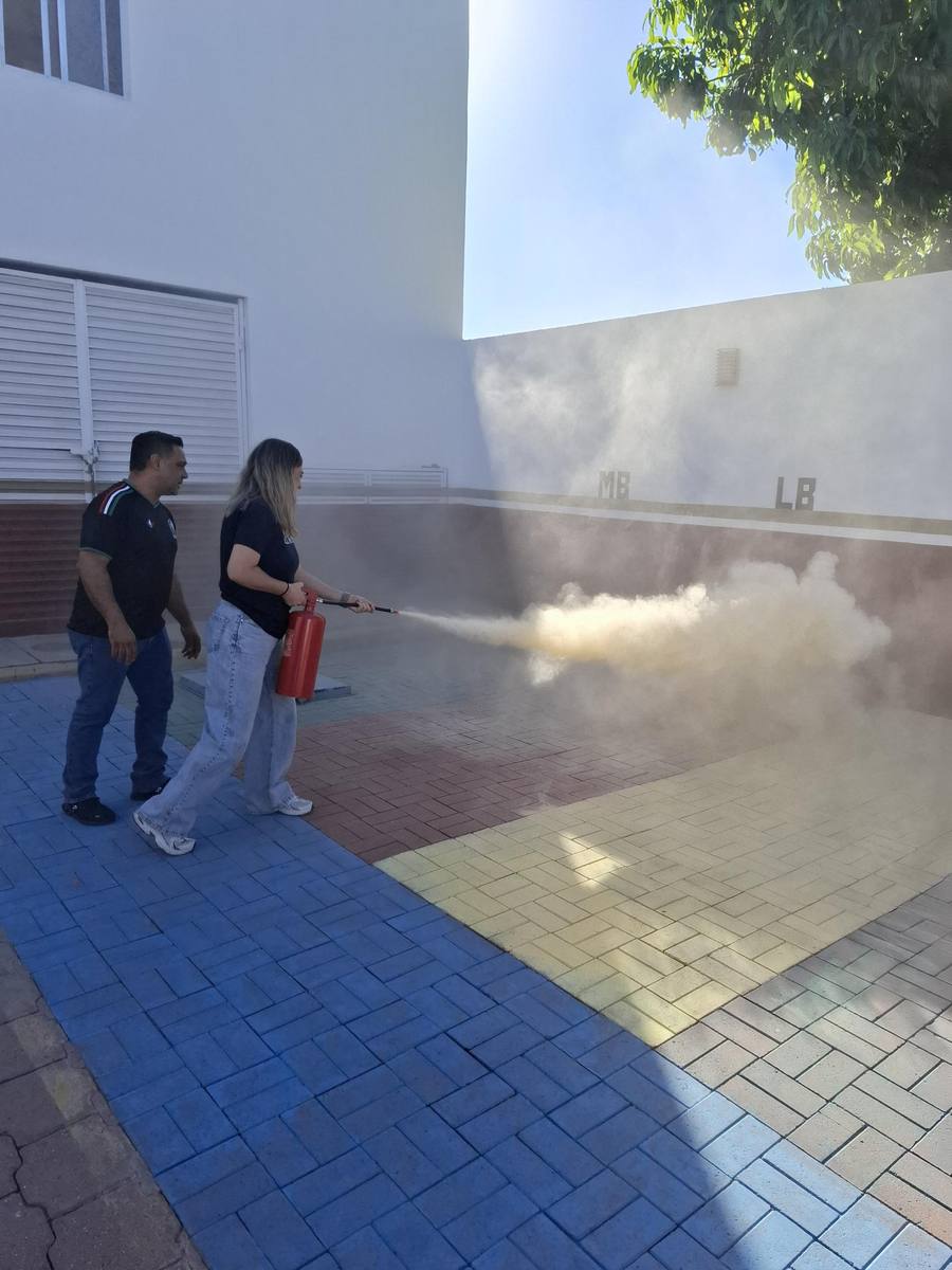 Práctica de combate contra incendios con extintor