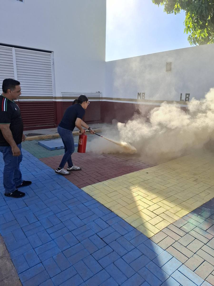 Práctica de combate contra incendios con extintor
