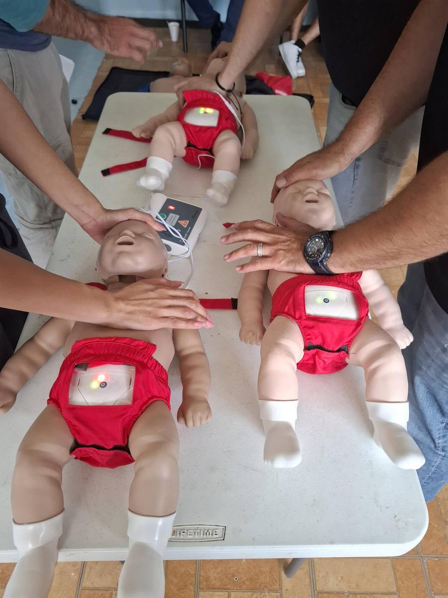 Práctica de primeros auxilios pediátricos con maniquíes infantiles