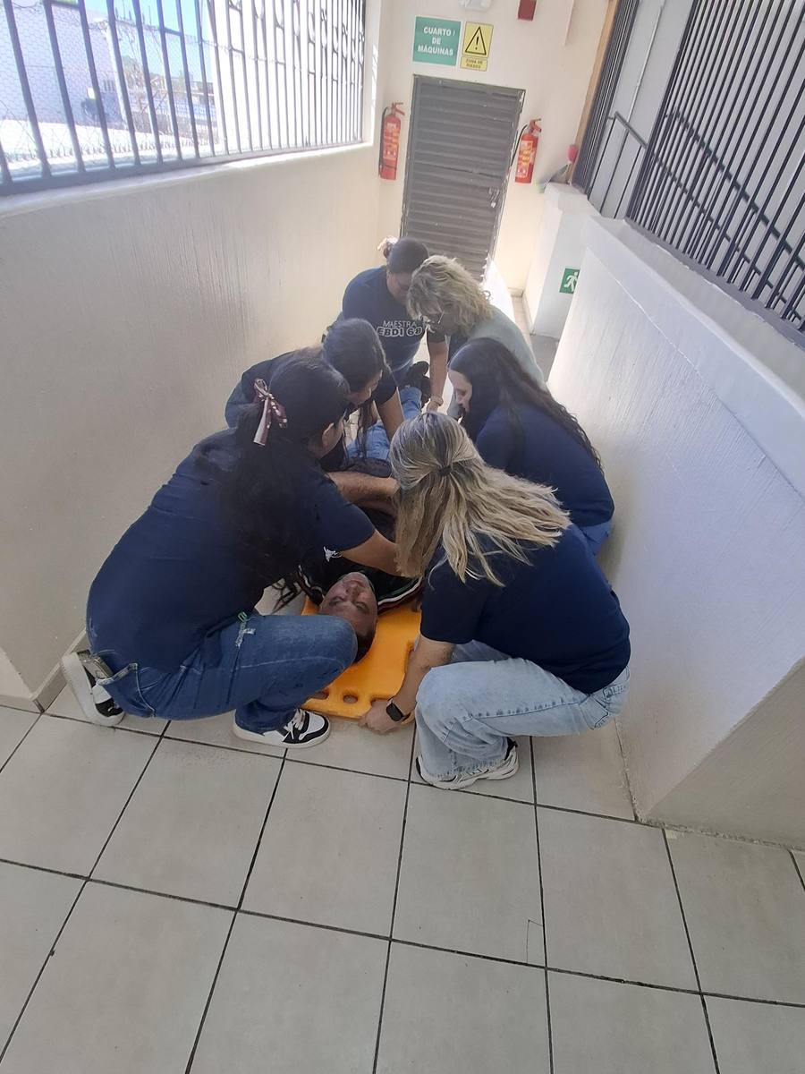Práctica de inmovilización y traslado en camilla